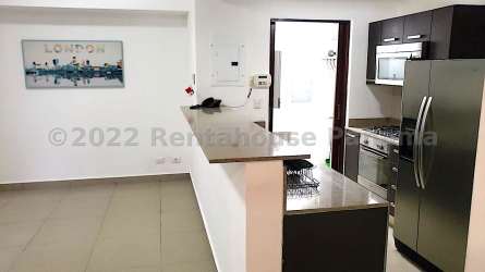 Bathroom with shower, vanity and modern fixtures in rental PH Woodlands Panama Pacifico