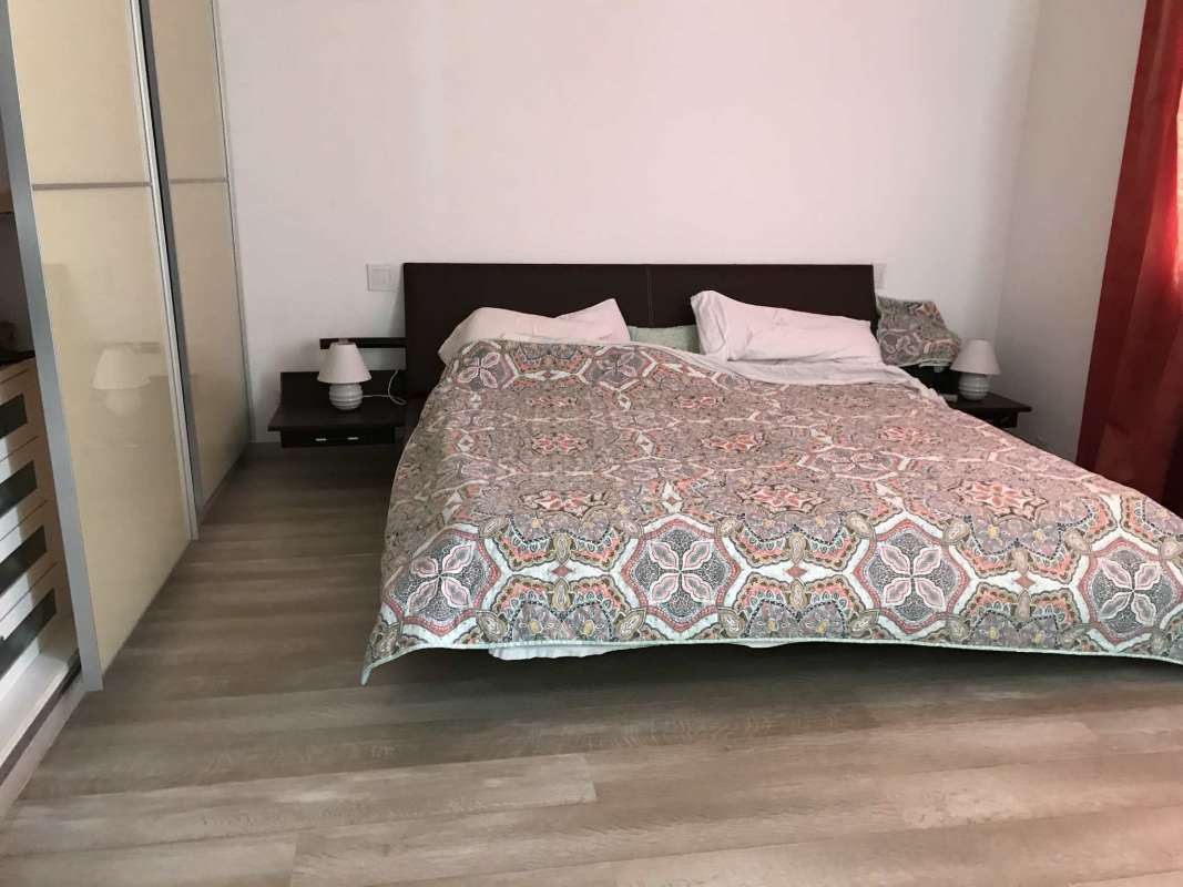 Modern master bedroom with king bed, ensuite bath jacuzzi, parquet flooring at Junior Penthouse PH El Cangrejo Panama City