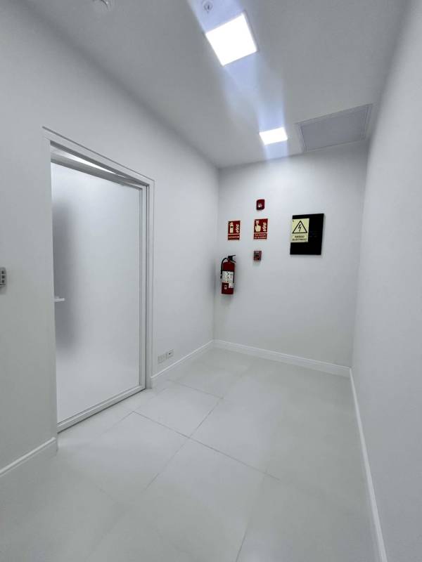 Clean consultation room with tile floors and bright lighting in Costa del Este