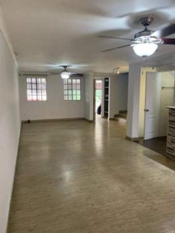 Large covered terrace with city views in 4-bedroom house Betania Panama City for sale