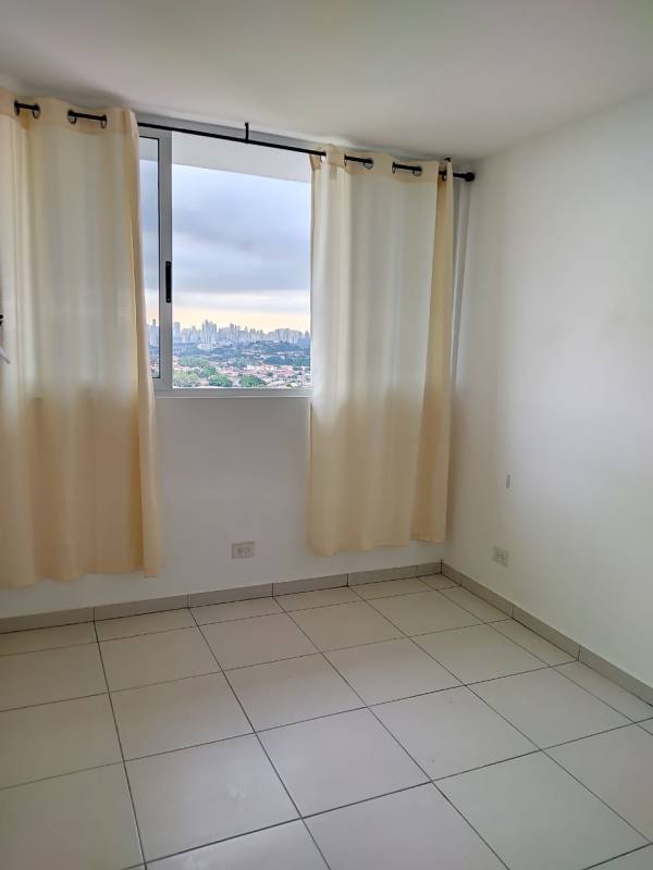 Bright bedroom with window and city skyline PH Mystic Valley El Crisol Panama