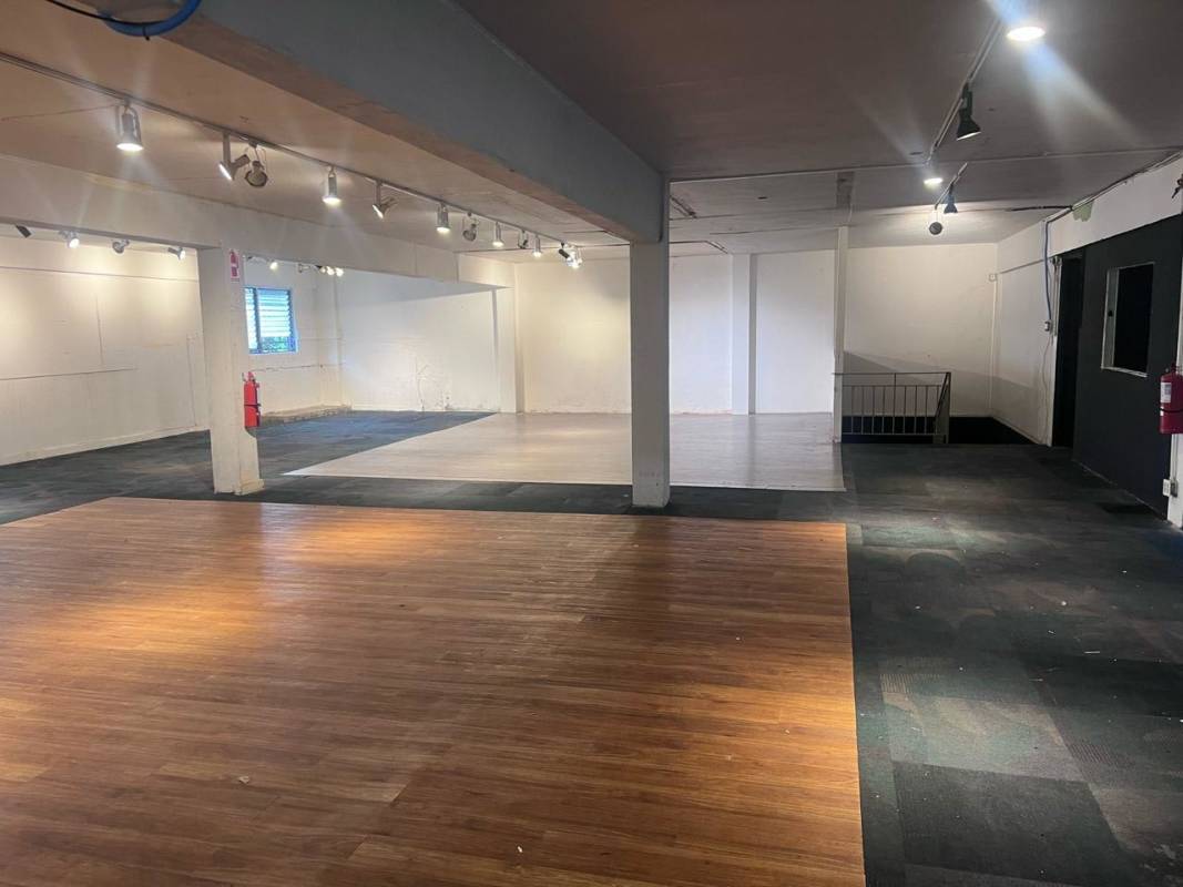 Large commercial area with track lighting, mixed floors, staircase in Perejil Calidonia