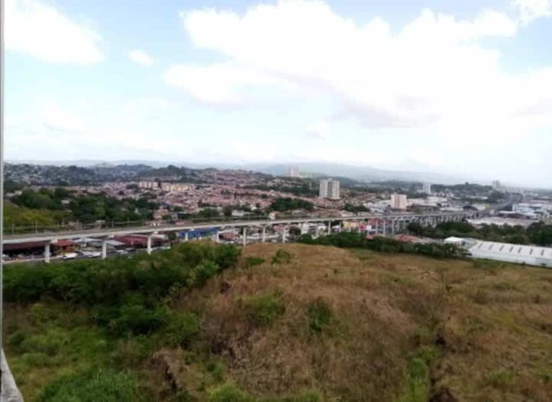 Skyline and greenery near PH 4 Islas apartment in Chanis Panama