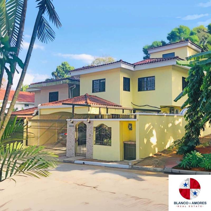 Bedroom with blackout shades, large windows and neutral tones in Ancon Panama rent home