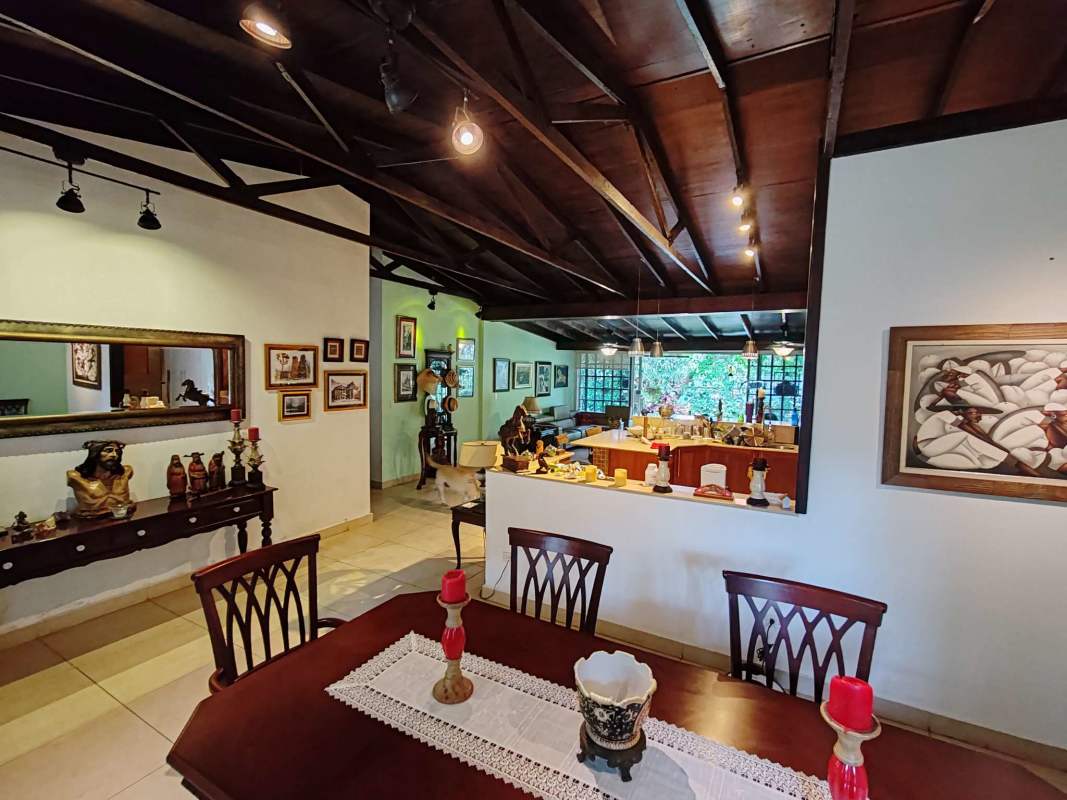 Spacious bedroom with balcony facing tropical garden, wood ceilings, AC, Llanos de Curundu Panama