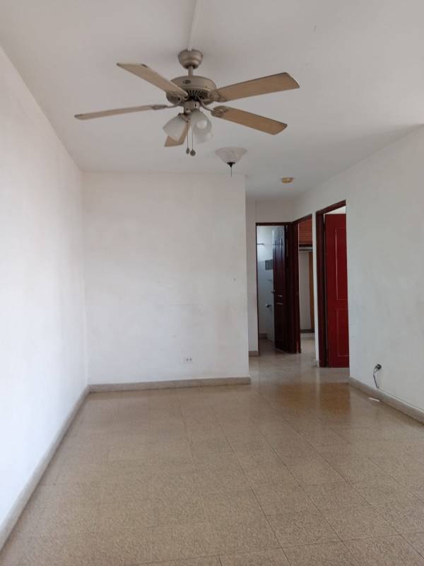 Living room empty white walls red doors ceiling fan PH Santa Elena Chanis Panama