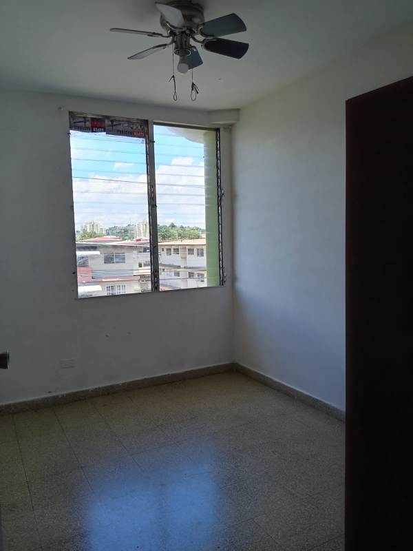 Bedroom with large window city skyline view ceiling fan PH Santa Elena Chanis Panama