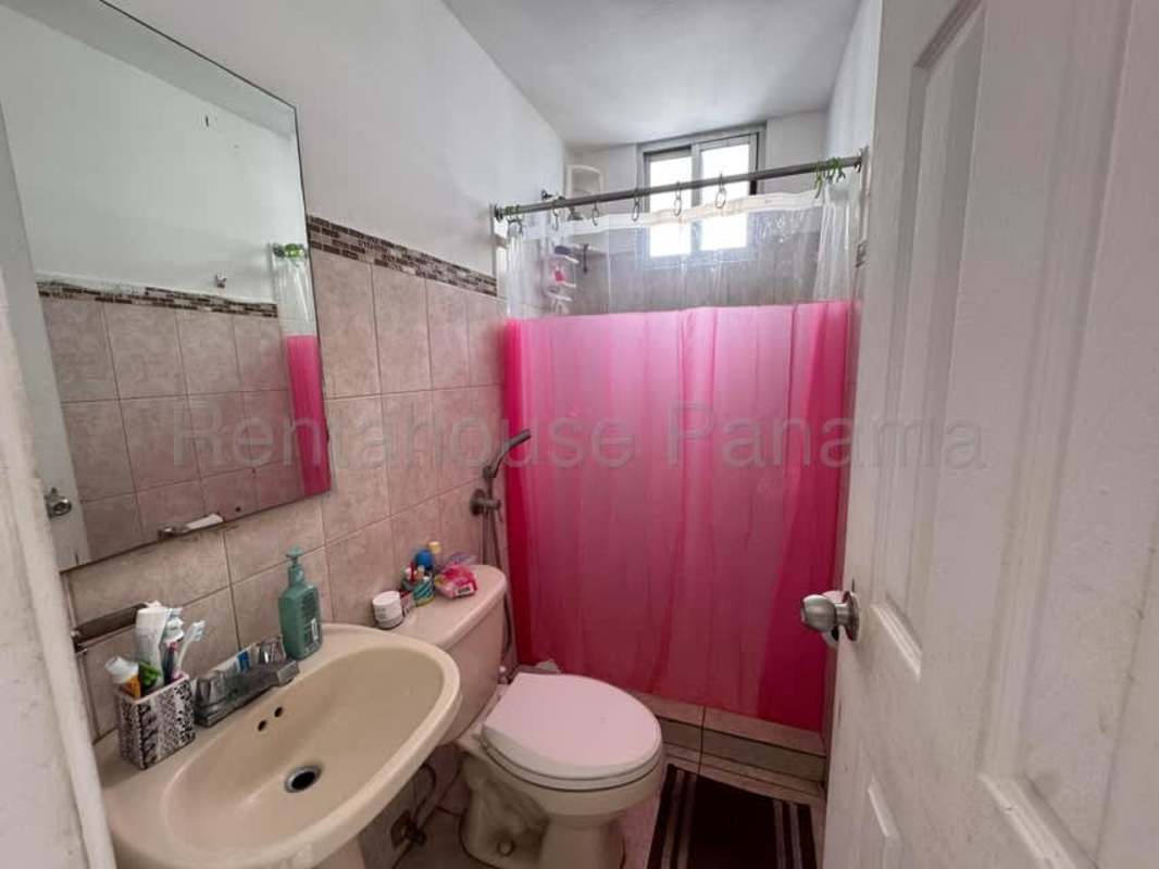 Bright bedroom with windows facing city skyline in PH Via España Obarrio Panama