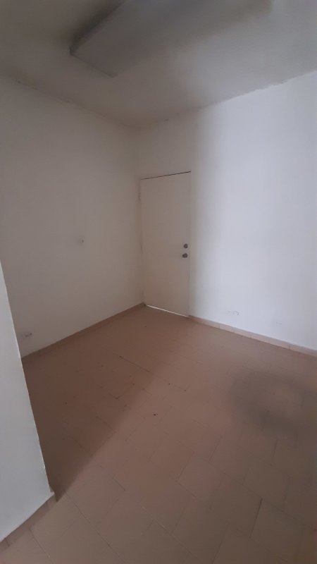 Minimalist small office with white walls, ceramic tiles and ceiling light in PH Clínicas El Dorado