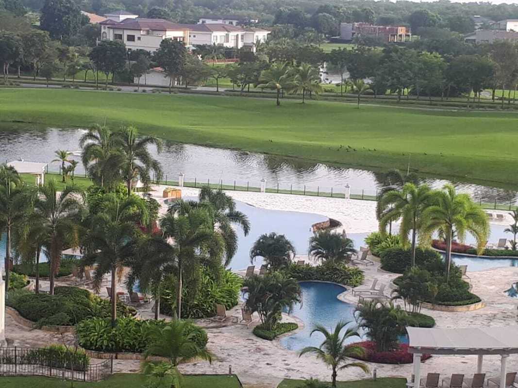Elegant dining space with natural lighting marble floors at The Reserve Santa María Panama