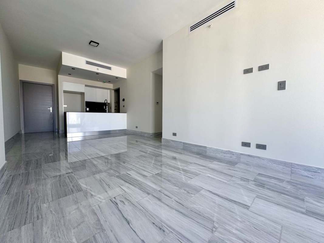 Modern living room with marble flooring, floor-to-ceiling windows and city view in PH Nuovo Panama City