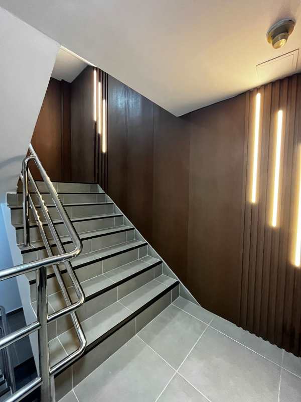 Modern lobby with tile floors and dark glossy accents in Victoria Plaza Obarrio Panama City