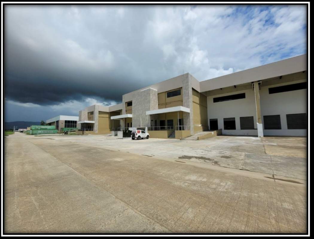 Wide driveway and entry with loading bays in Parque Industrial Americas in Panama