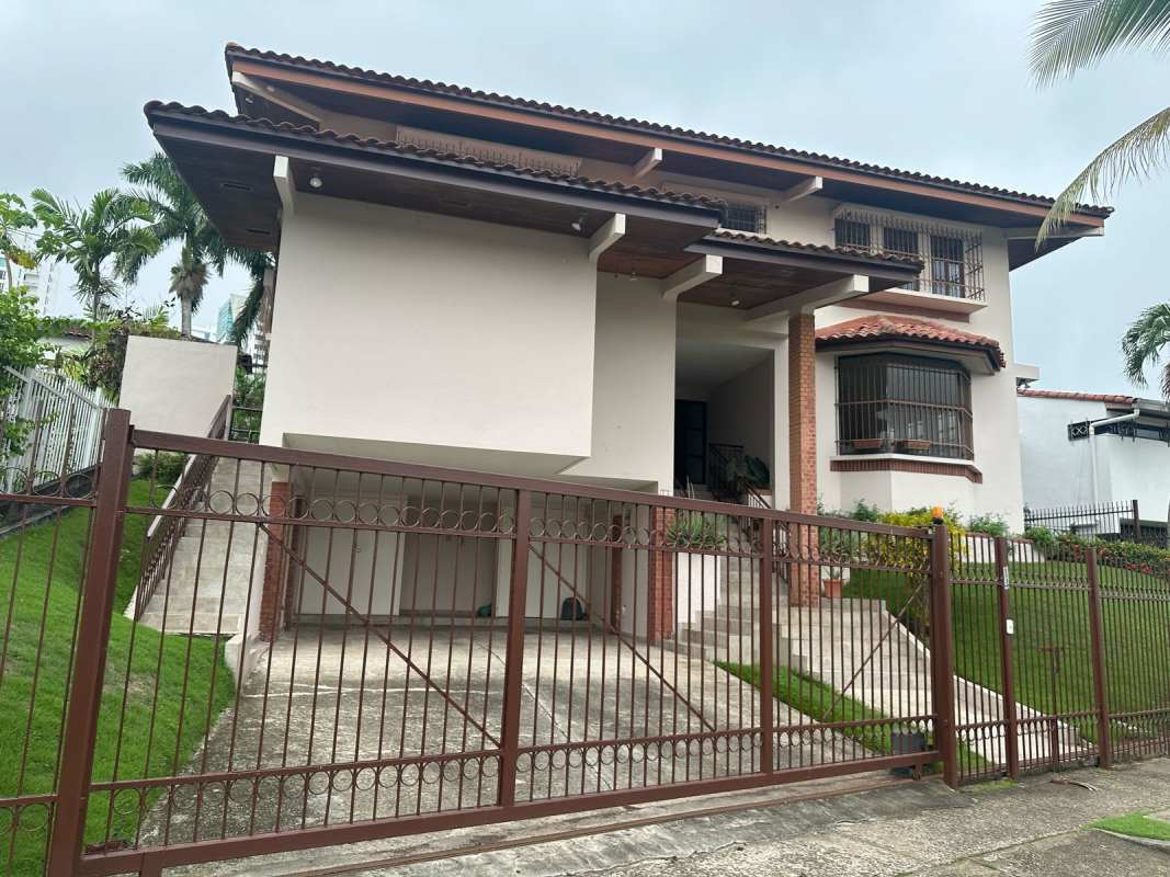 Traditional kitchen with windows, ample cabinetry and appliances in Altos del Golf luxury house Panama