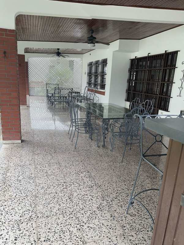 Luxury 4BR 4.5BA House in Altos del Golf with Garden & Terrace