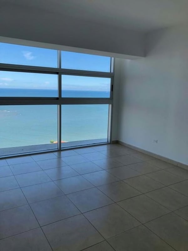 Spacious living room with floor to ceiling windows overlooking Pacific Ocean in PH White Tower Panama