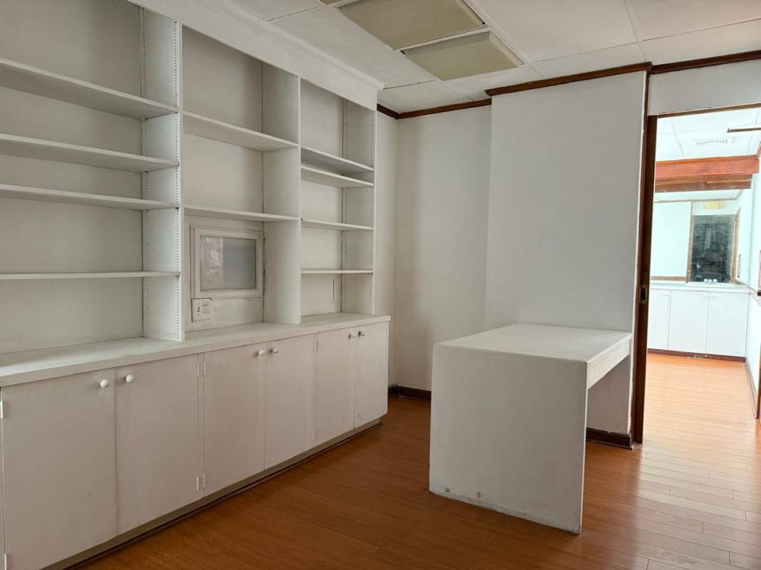 Traditional interior private office space with windows PH Santa Fe El Carmen Panama