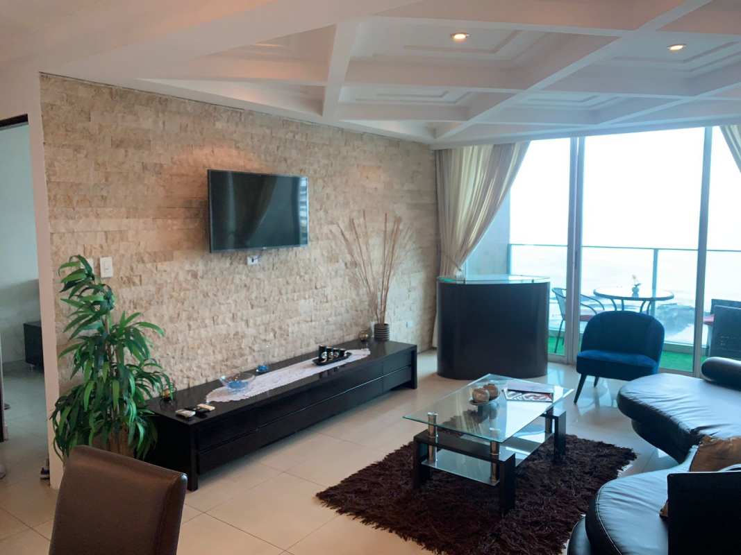 Fully equipped modern American-style kitchen open to dining area in Punta Pacífica rental