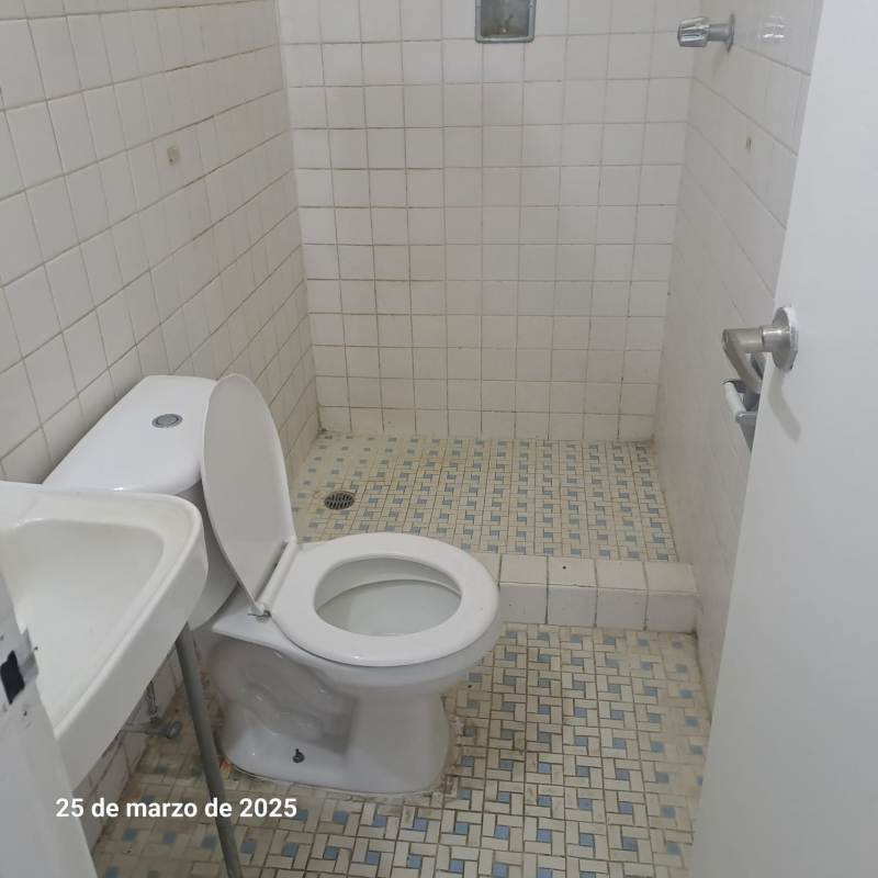Simple tiled bathroom with shower, sink, toilet PH Plaza España El Cangrejo Panama
