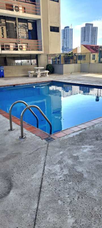 Outdoor amenities including pool and tables PH Torres del Sol apartment Panama City