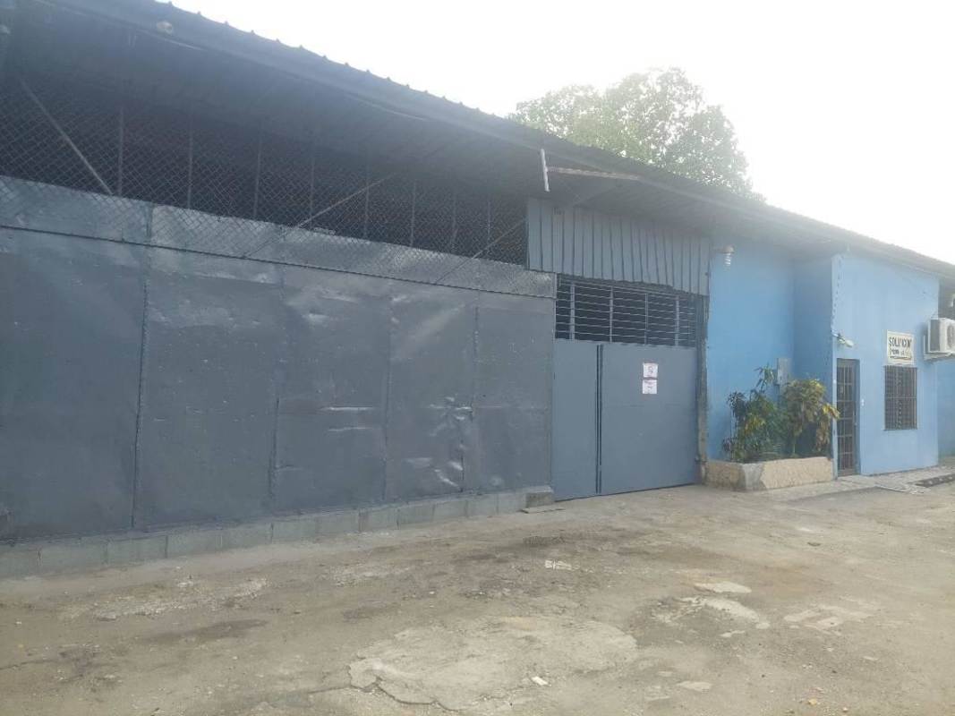 Warehouse with internal office space, partition walls and tiled flooring near Via Tocumen Panama