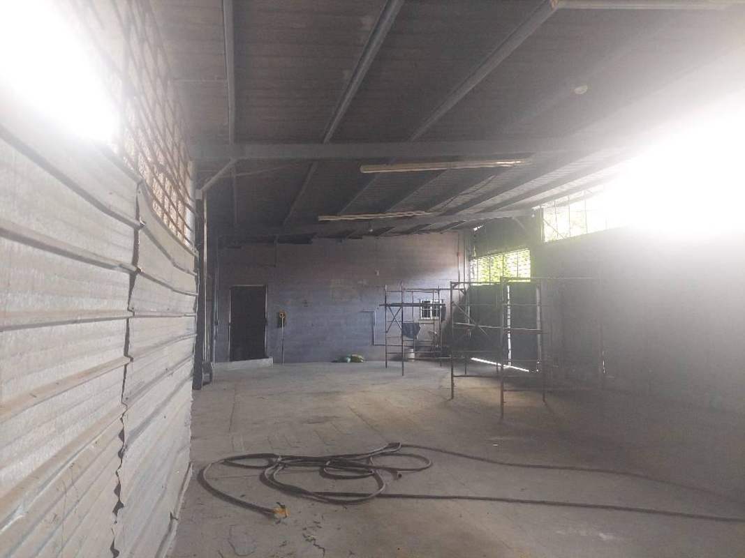 Industrial Warehouse with Offices in Parque Lefevre