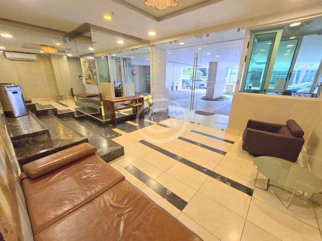 Closed modern kitchen with granite countertop, appliances and cabinets in PH Belle View Panama City