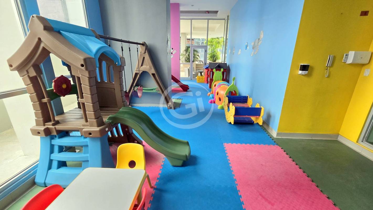 Outdoor pool and jacuzzi at PH Belle View condominium Panama City