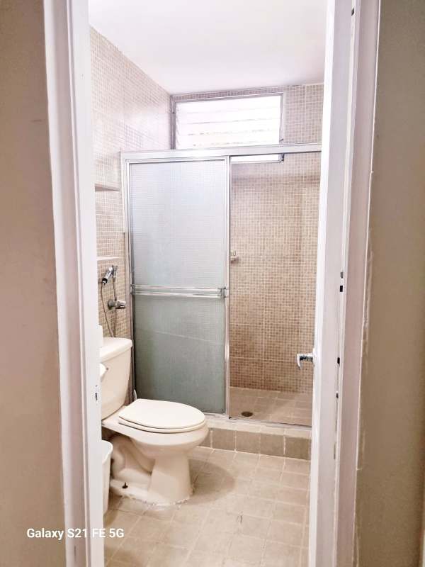 Bathroom with ceramic tiles, enclosed shower, white fixtures in Panama apartment for rent