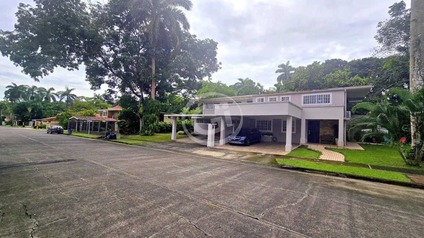 Kitchen with granite countertops and appliances in Cardenas Village Clayton Panama