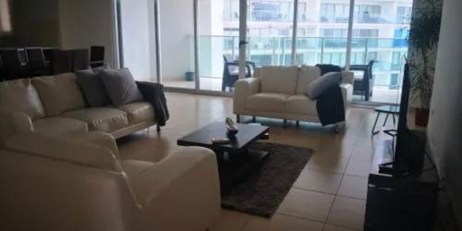 Bright living room with floor-to-ceiling windows and ocean view balcony in PH El Oasis Punta Pacifica