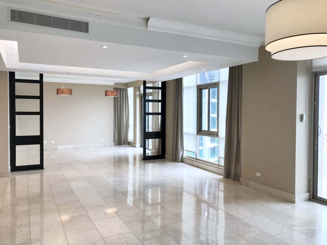 Luxurious bathroom marble finishes and double sink vanity in PH Pacific Point Punta Pacífica Panama