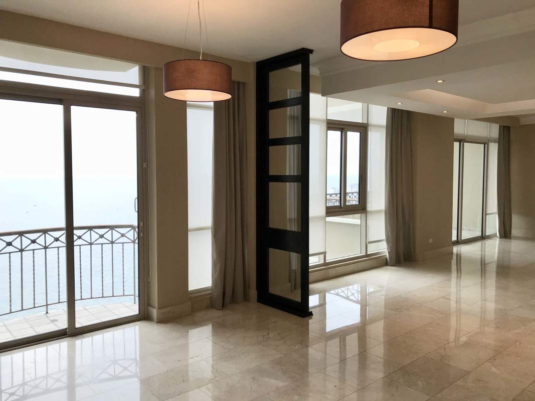 Elegant master bedroom with sea view, walk-in closet and ensuite in PH Pacific Point Panama City