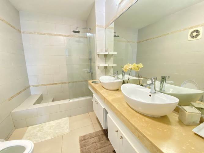 Furnished master bedroom with large window, ocean skyline view, air conditioning PH Vista del Mar