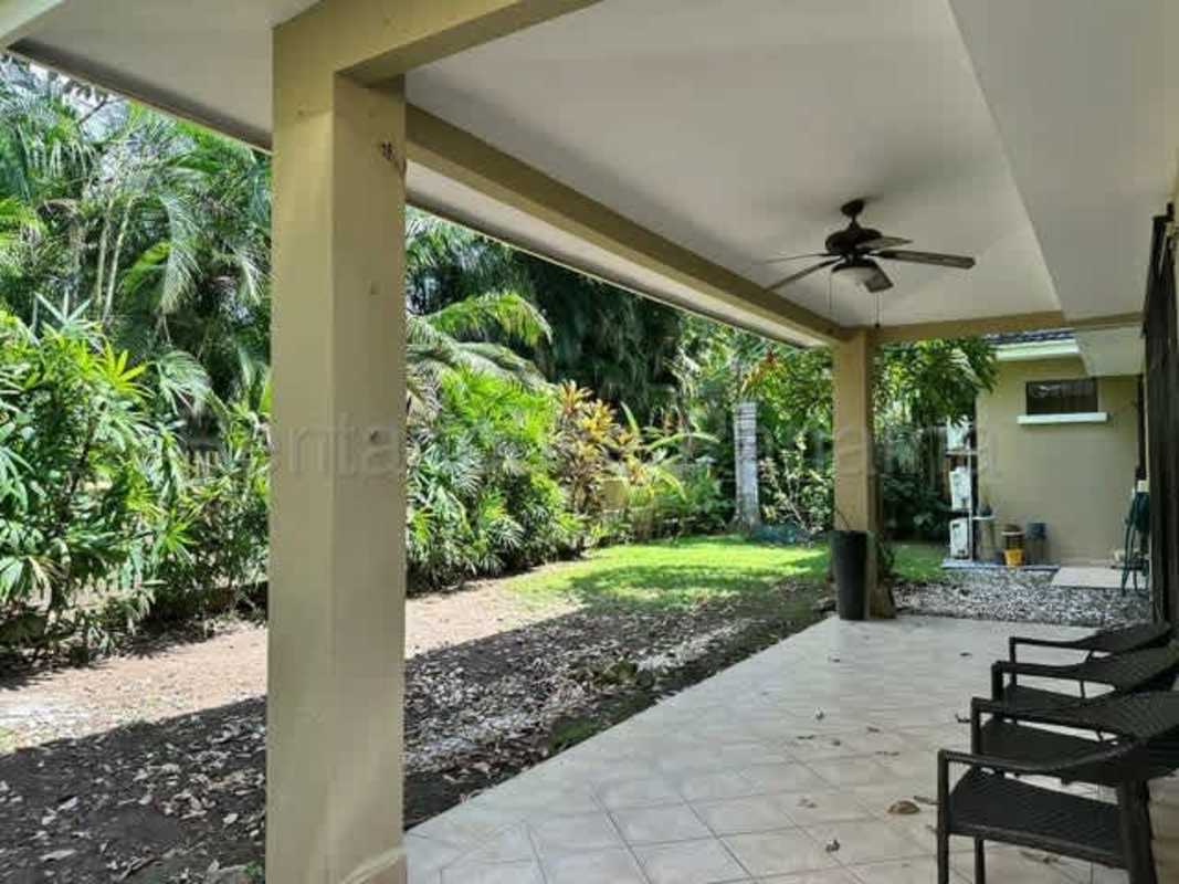 Spacious master bedroom with large window, AC and built-in closets Embassy Gardens Panama