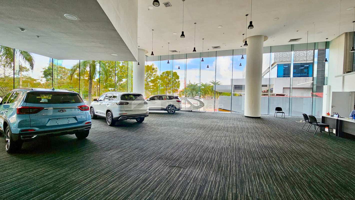 Glass-walled modern office spaces with mezzanine floor inside showroom Punta Pacífica