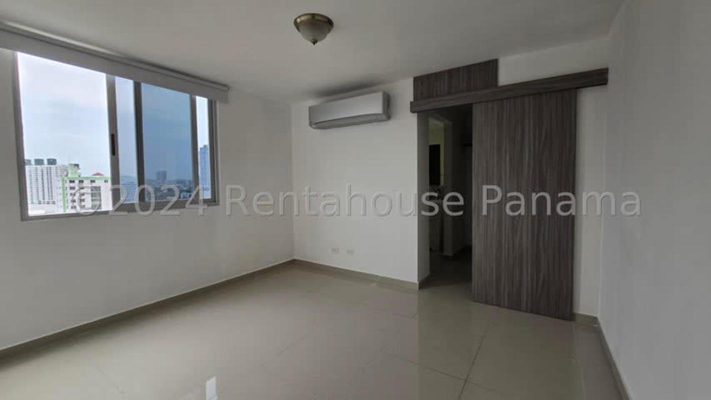 Spacious bedroom with closet and window at PH Carrasquilla Park View Panama City