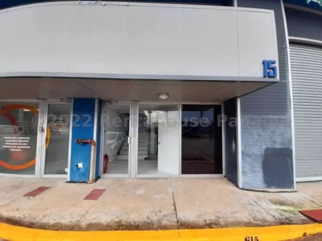 Large industrial roll-up door entry for truck access in Tocumen business park Panama