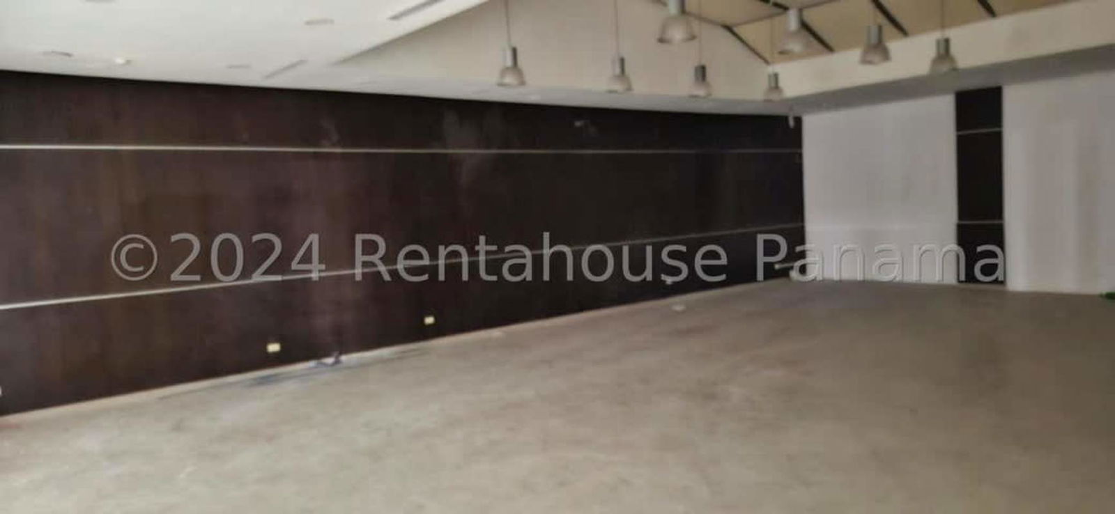 Large clean commercial unit in Albrook Mall Panama ideal for shops