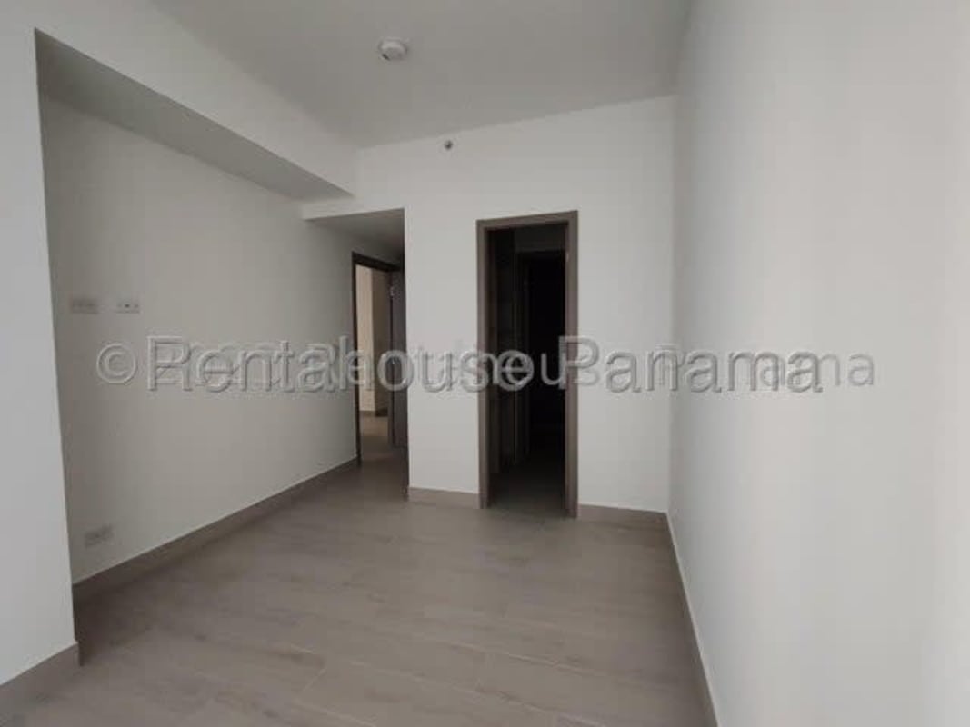 Bedroom with built-in closet AC and window in PH Midtown Obarrio apartment Panama