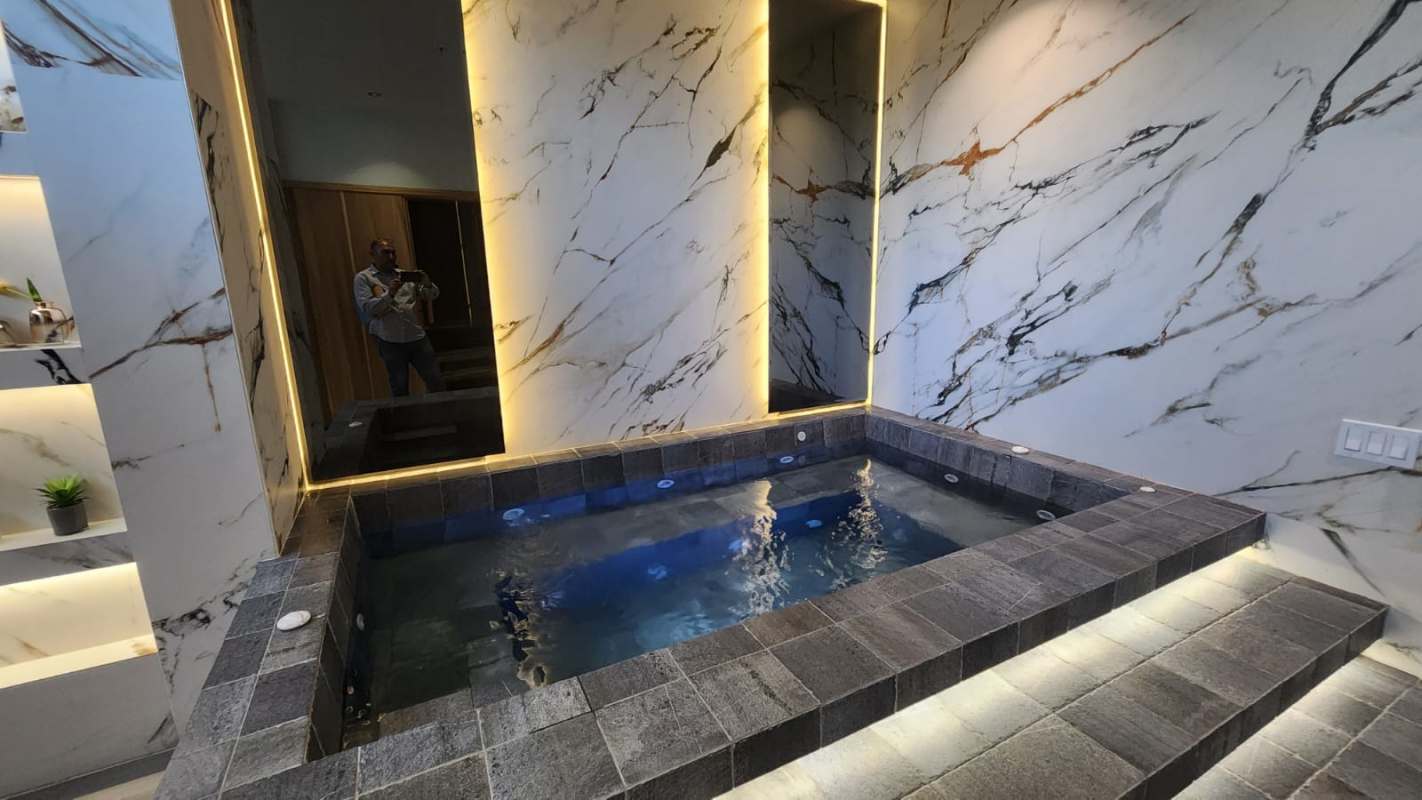 Indoor spa hot tub marble decor ambient lighting Park Square Vista Hermosa Panama City