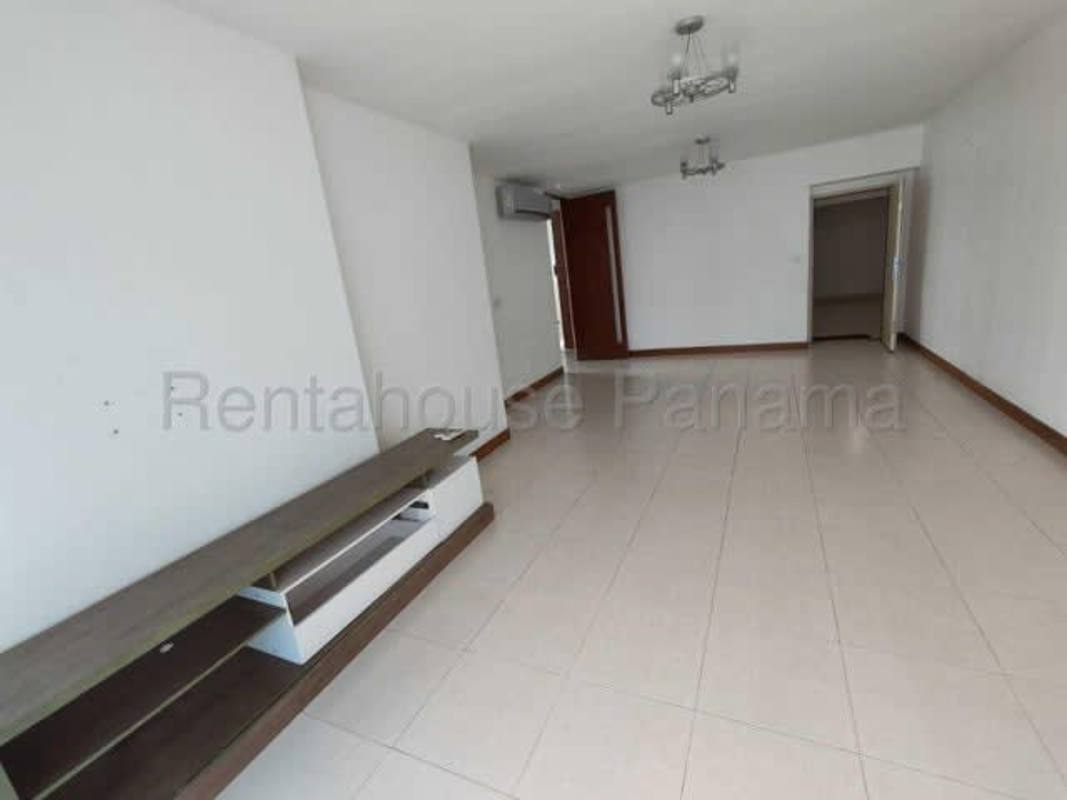 Bedroom with built-in closet and AC in PH Mont Royale in Panama City