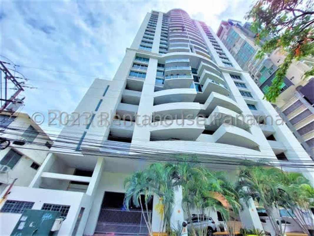 Rooftop swimming pool with jacuzzi and skyline view at PH Mont Royale Panama