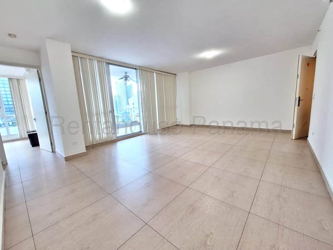 Sky terrace infinity pool with glass railings and panoramic ocean skyline in PH Vista Balboa Panama City