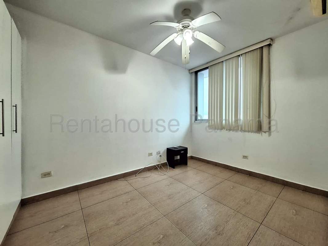 Bedroom with builtin wardrobe and ceramic tile floors in PH Vista Balboa Panama