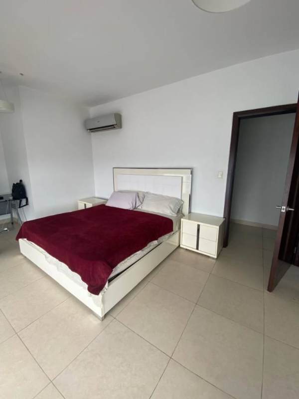 Spacious master bedroom with large windows, city views and walk-in closet in PH Rivage Panama