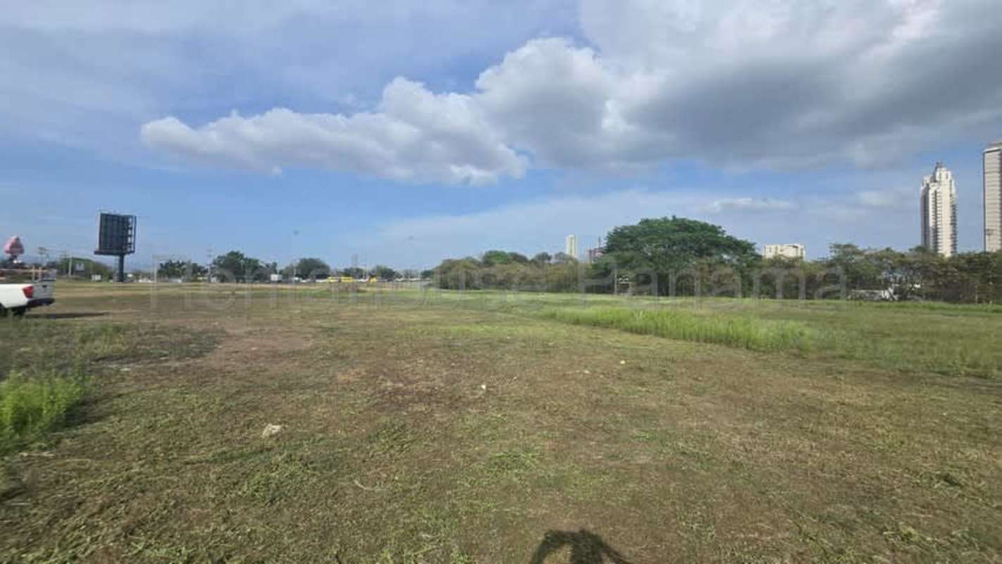 Wide plot of land with distant skyline near Costa del Este ideal for commercial towers