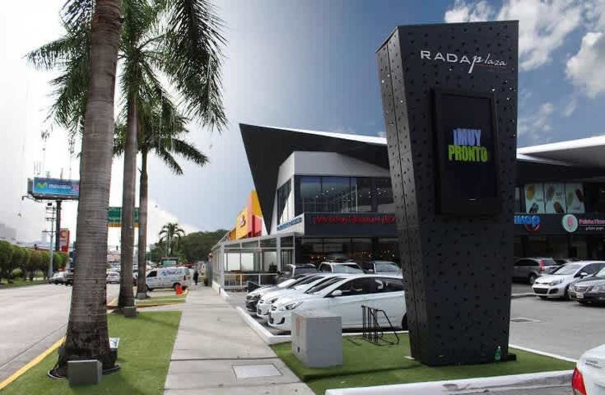 Entry with signage, palm trees and parking at Ocean Drive Plaza Costa del Este