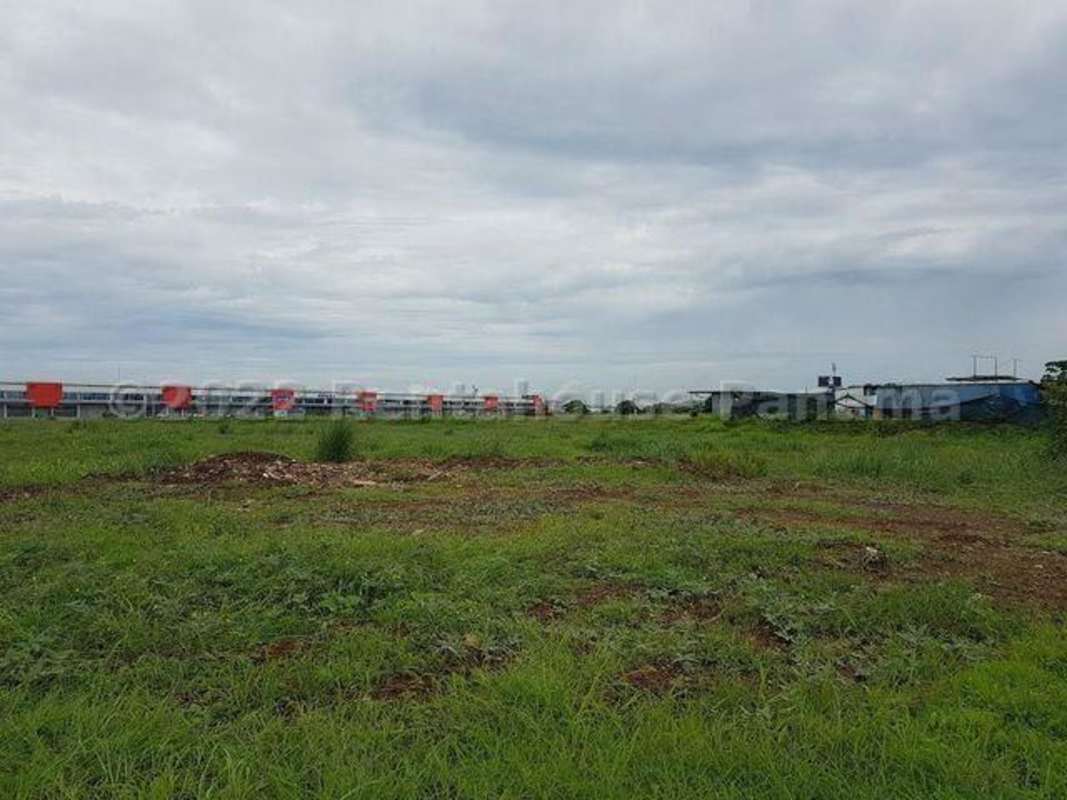 Wide grass plot inside Tocumen Zone Panama for commercial development