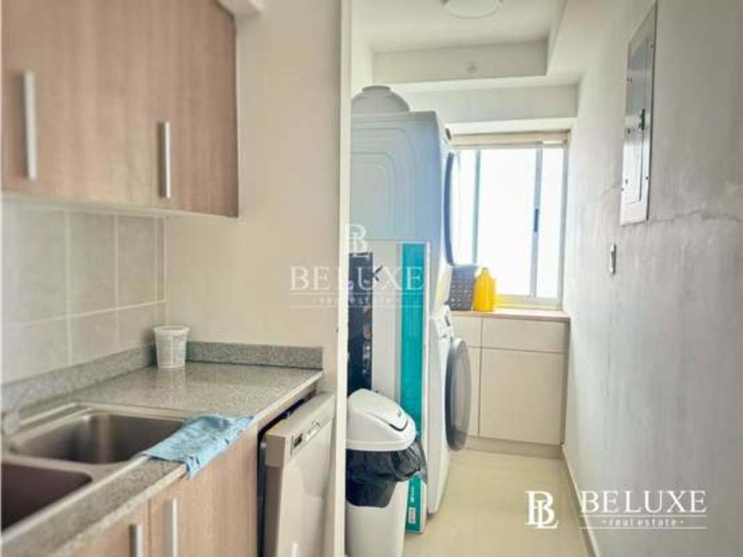 Kitchen with granite tops and appliances in PH Residencias del Sol Carrasquilla